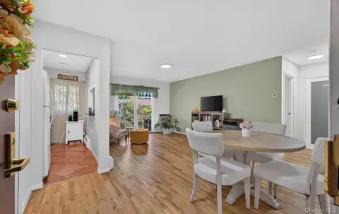 1 Toms Point Ln #17E, North Hempstead, NY 11050