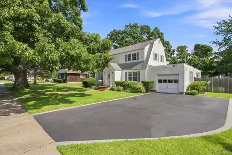 Exterior - 297 Maple Ave, Patchogue, NY 11772 photo 2 of 4