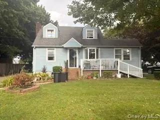9 N Oak St, Copiague, NY 11726