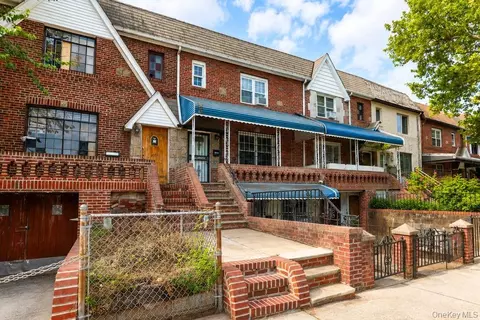 25-30 36th Ave, New York, NY 11106