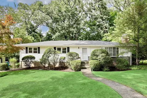 30 Pacific Ave, Clarkstown, NY 10954