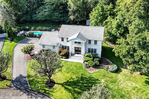 18 Gleeful Ln, Clarkstown, NY 10989