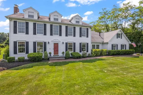 17 Lemark Ct, Setauket, NY 11733