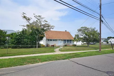 101 Phyllis Dr, Lindenhurst, NY 11757