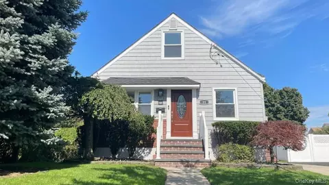 11 Wood St, Lynbrook, NY 11563