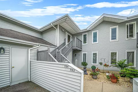 704 Fenway Rd, Saint James, NY 11780