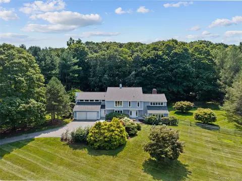 25 Charles Rd, Mount Kisco, NY 10549