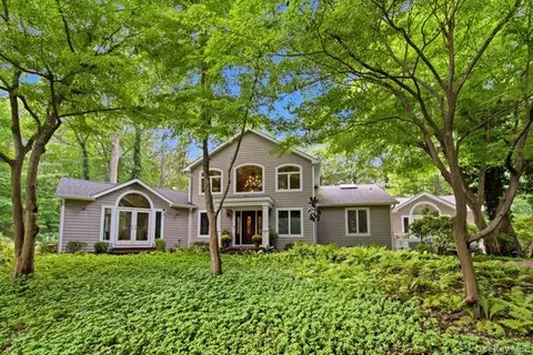 29 Farm Rd, Saint James, NY 11780