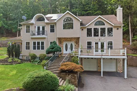 23 Beach Plum Dr, Centerport, NY 11721