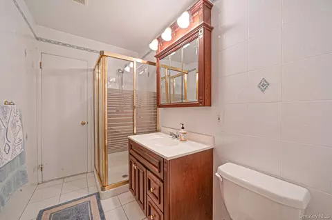 Bath - 1 E Jackwill Rd, Brookhaven, NY 11772 photo 3 of 3