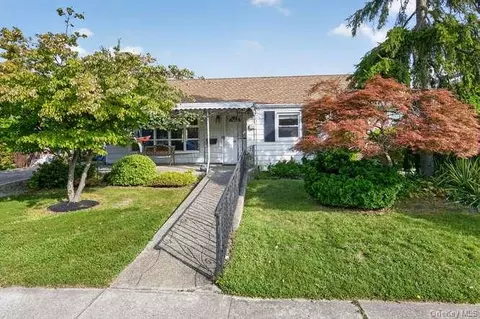 84 E Lido Promenade, Lindenhurst, NY 11757