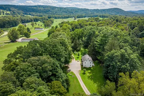 264 Quaker Hill Rd, Pawling, NY 12564