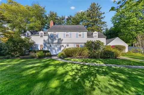 21 Weir Ln, Locust Valley, NY 11560