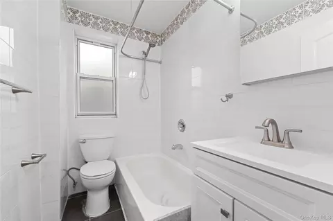 Bath - 141-39 78th Rd #2P, Flushing, NY 11367 photo 1 of 1