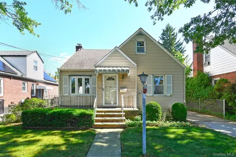 12 Hull Ave, North Hempstead, NY 11040