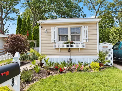 8 Buttercup Dr, Bohemia, NY 11716