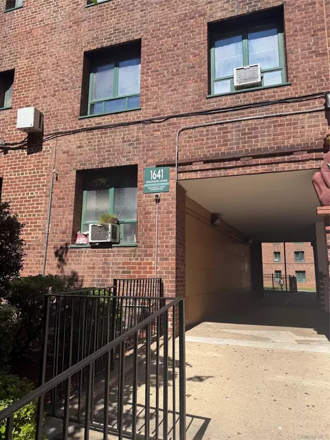1641 Metropolitan Ave #3H, New York, NY 10462