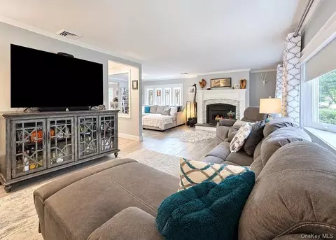Living - 76 Corbin Ave, Brookhaven, NY 11772 photo 4 of 4