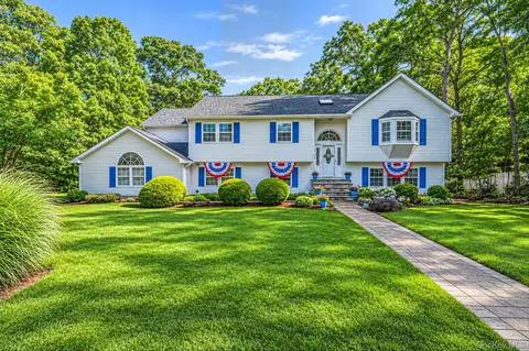 1 Chen Ct, Middle Island, NY 11953