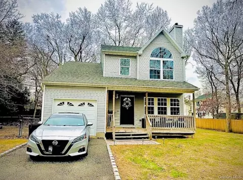 10 Iowa St, Coram, NY 11727