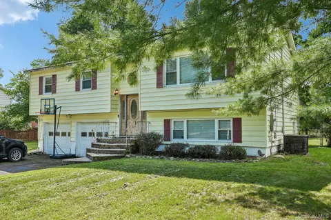 8 Townsend Pl, Chester, NY 10918