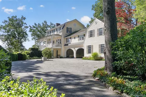 10 Holden Ln, Bayville, NY 11709