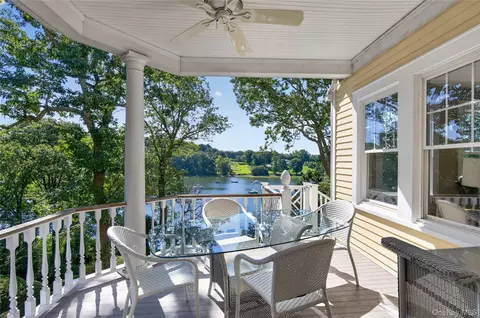 10 Holden Ln, Bayville, NY 11709