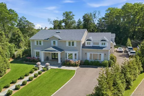 6 Castle Ct, Woodbury, NY 11797