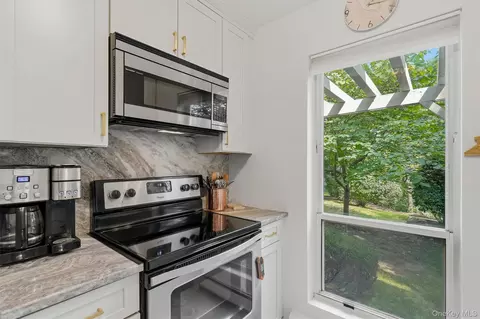 Kitchen - 25 Villa Dr, Peekskill, NY 10566 photo 3 of 4
