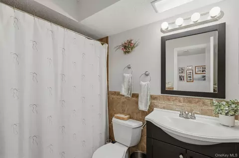 Bath - 25 Villa Dr, Peekskill, NY 10566 photo 3 of 3