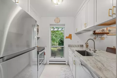 Kitchen - 25 Villa Dr, Peekskill, NY 10566 photo 2 of 4