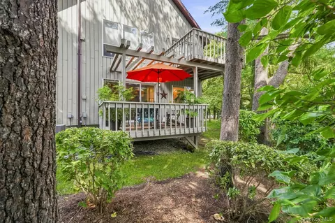 Exterior - 25 Villa Dr, Peekskill, NY 10566 photo 3 of 5