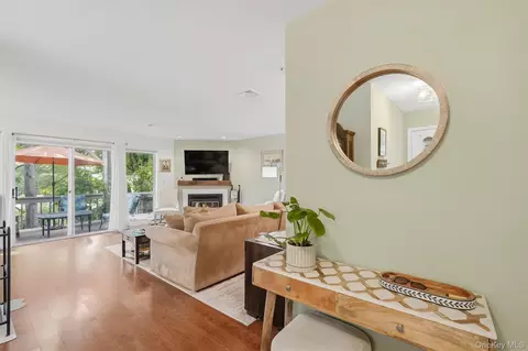 Entry Way - 25 Villa Dr, Peekskill, NY 10566 photo 1 of 3