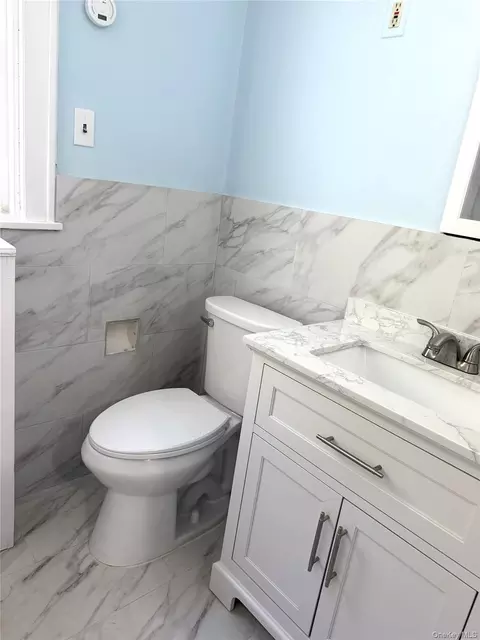 Bath - 5 Crest Pl, Greenburgh, NY 10523 photo 3 of 4
