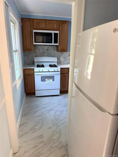 Entry Way - 5 Crest Pl, Greenburgh, NY 10523 photo 1 of 5