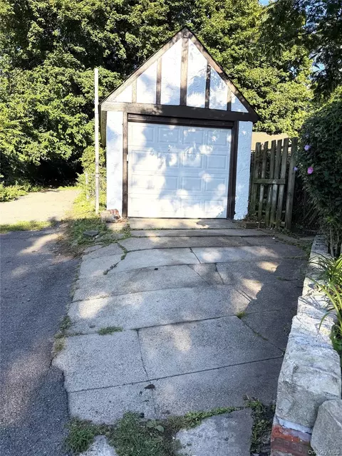 Exterior - 5 Crest Pl, Greenburgh, NY 10523 photo 4 of 5