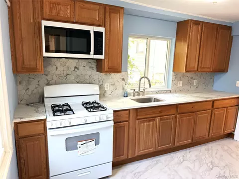 Kitchen - 5 Crest Pl, Greenburgh, NY 10523 photo 1 of 2