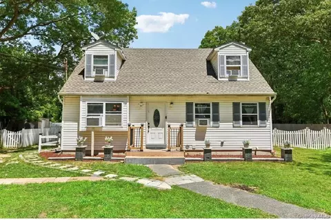 466 Auborn Ave, Shirley, NY 11967