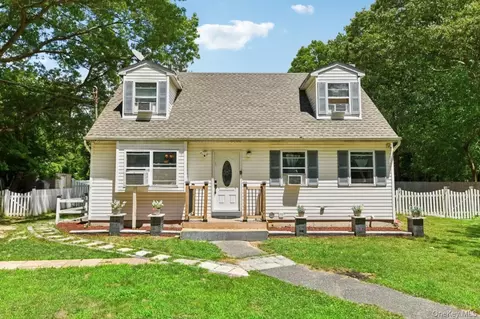 466 Auborn Ave, Shirley, NY 11967