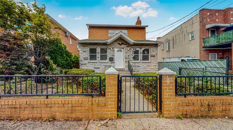 20-62 49th St, Astoria, NY 11105