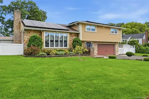 2 Peppermill Rd, North Hempstead, NY 11576