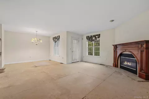 Living - 14 Glen Eagles Dr, Poughkeepsie, NY 12603 photo 6 of 7