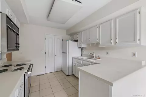 Kitchen - 14 Glen Eagles Dr, Poughkeepsie, NY 12603 photo 1 of 3