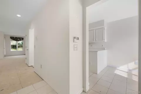 Entry Way - 14 Glen Eagles Dr, Poughkeepsie, NY 12603 photo 1 of 5