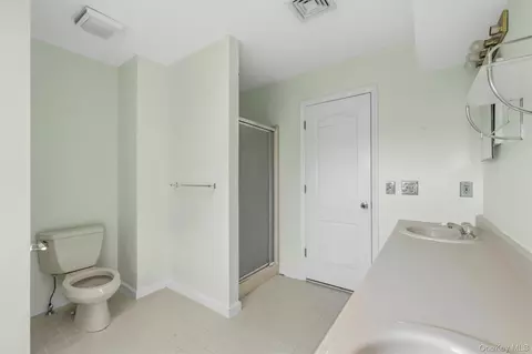 Bath - 14 Glen Eagles Dr, Poughkeepsie, NY 12603 photo 2 of 4