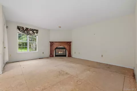 Living - 14 Glen Eagles Dr, Poughkeepsie, NY 12603 photo 4 of 7