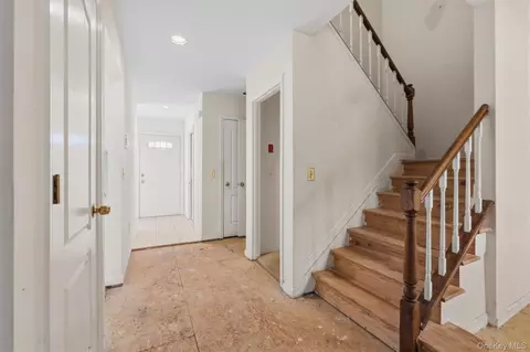 Entry Way - 14 Glen Eagles Dr, Poughkeepsie, NY 12603 photo 4 of 5