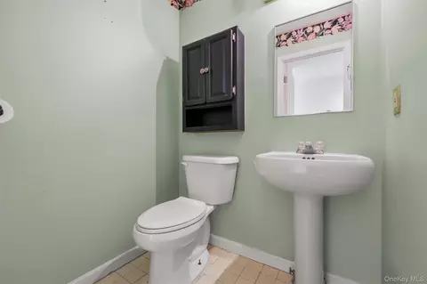 Entry Way - 14 Glen Eagles Dr, Poughkeepsie, NY 12603 photo 3 of 5