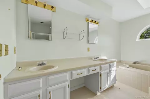 Bath - 14 Glen Eagles Dr, Poughkeepsie, NY 12603 photo 3 of 4