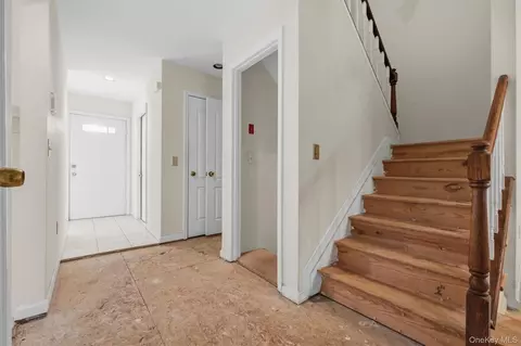 Entry Way - 14 Glen Eagles Dr, Poughkeepsie, NY 12603 photo 2 of 5